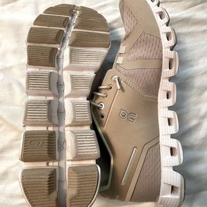 On Cloud Running Shoe, size 8 - Tan